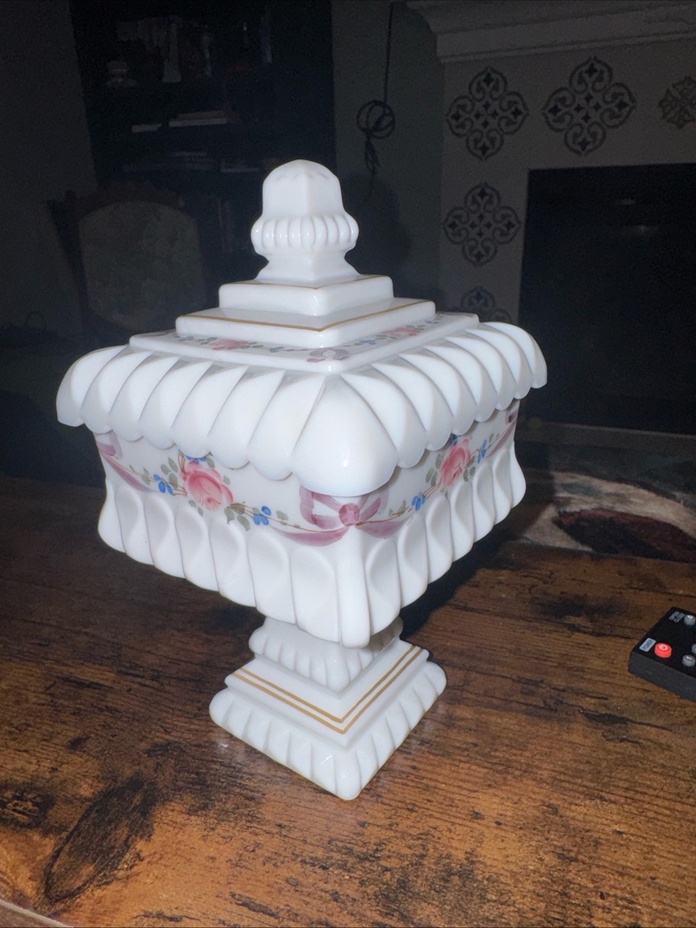 Vintage Westmoreland Milk Glass Roses & Bows Wedding Box - Picture 5 of 9